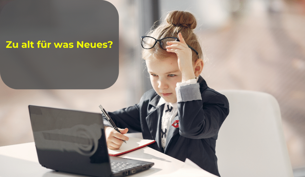 Kleines Mädchen spielt Business Woman