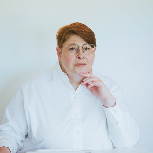 Beraterin blickt nachdenklich in die Kamera